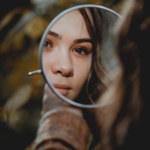 Τα 5 καλύτερα tips για το concealer που είδαμε στο TikTok