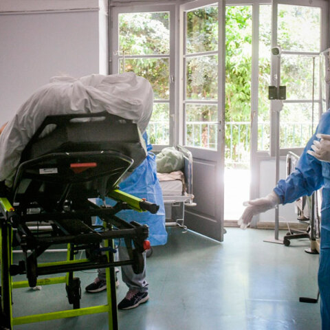 Μεγάλη πίεση στα νοσοκομεία στη Βόρεια Ελλάδα έχει φέρει η έξαρση της πανδημίας κορωνοϊού