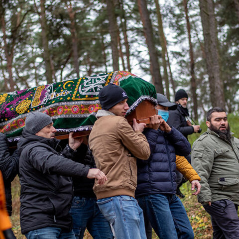 Στην Πολωνία μετανάστες μεταφέρουν το φέρετρο άνδρα από την Υεμένη που πέθανε στα σύνορα με τη Λευκορωσία