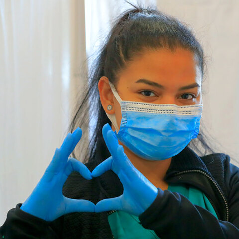 Υγειονομικός στο Βουκουρέστι όπου χορηγείται τρίτη δόση εμβολίου για τον κορωνοϊό