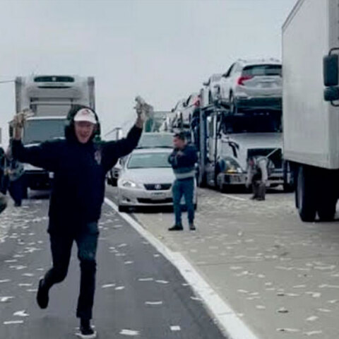 Με τα χαρτονομίσματα στο χέρι οδηγοί σε αυτοκινητόδρομο στην Καλιφόρνια των ΗΠΑ - Τα δολάρια έφυγαν από θωρακισμένο φορτηγό