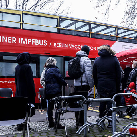 Γερμανοί περιμένουν να εμβολιαστούν για τον κορωνοϊό έξω από ειδικά διαμορφωμένο λεωφορείο στο Βερολίνο - Χιλιάδες τα νέα κρούσματα Covid-19 καθημερινά