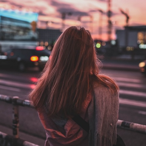 Η πλάτη ενός κοριτσιού.