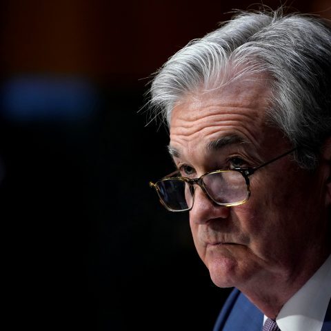 Παραμένει στο τιμόνι της Fed o Τζερόμ Πάουελ για δεύτερη θητεία