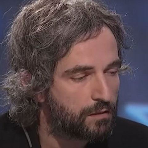 Ο Άρης Σερβετάλης και ο ρινόκερος στο δωμάτιο