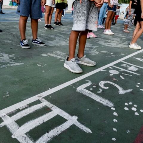 Κορονοϊός – Νέα έρευνα ανατρέπει όσα πιστεύαμε: «Η απόσταση των δύο μέτρων είναι λίγο πολύ αυθαίρετη»