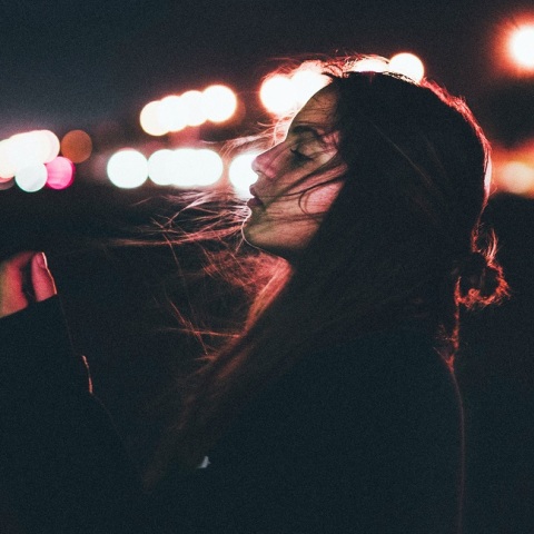 Ένα κορίτσι ποζάρει. 