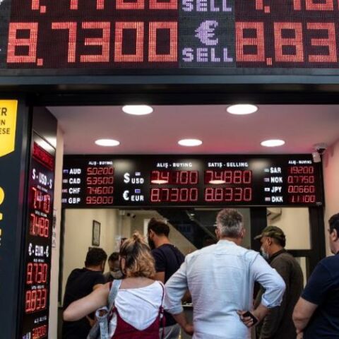 Κατάρρευση άνω του 13% της τουρκικής λίρας με τον Ερντογάν να πυροδοτεί νέο sell-off