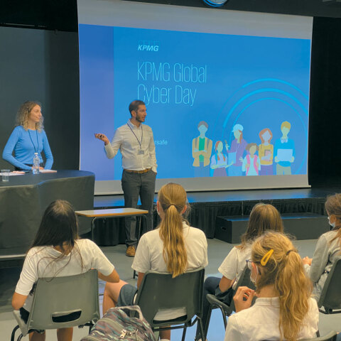 Στιγμιότυπο από την παρουσίαση στο σχολείο Campion School, στο πλαίσιο της δράσης KPMG Global Cyber Day. Από αριστερά Βασιλική Μακρυγιάννη, Νεφέλη Χριστιά, Νίκος Αναγνωστόπυλος, Σύμβουλοι στο τμήμα κυβερνοασφάλειαςτης KPMG.