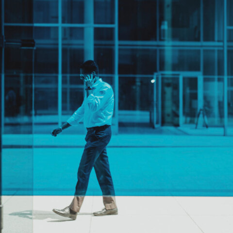 Άνδρας μιλάει στο τηλέφωνο