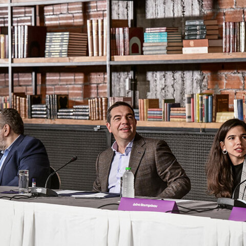 Ο Αλέξης Τσίπρας παρουσιάζει τους συμβούλους του που απαρτίζουν το νέο think tank
