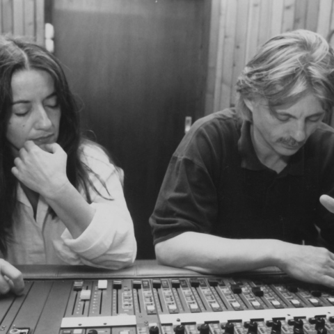 Ελένη Καραΐνδρου και Manfred Eicher σε στούντιο ηχογραφήσεων