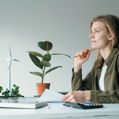 Γυναίκα κάθεται μπροστά σε γραφείο