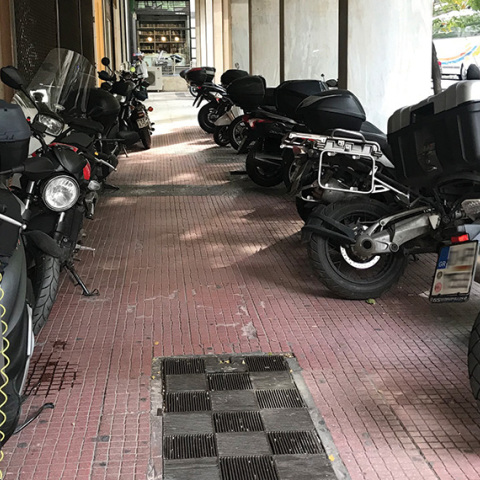 Διπλοπαρκαρισμένα μηχανάκια στο πεζοδρόμιο στην Ακαδημίας