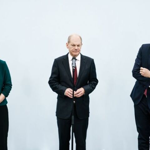Αναλένα Μπέρμποκ (Πράσινοι), Όλαφ Σολτς (SPD) και Κρίστιαν Λίντντερ  (FDP) ©EPA Pool