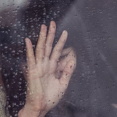 Η τηλεφωνική γραμμή SOS 15900 δέχεται καταγγελίες για βία κατά των γυναικών