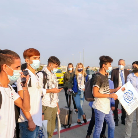 H Ειρήνη Αγαπηδάκη αποχαιρετάει τα παιδιά σε μία από τις πτήσεις του προγράμματος μετεγκατάστασης.