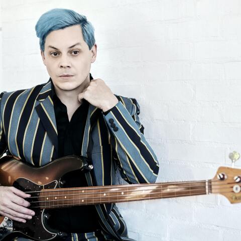Ο μουσικός Jack White με κουστούμι και κιθάρα