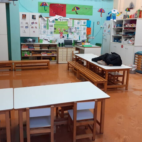 Στο 3ο Νηπιαγωγείο στην Καλλιθέα το σχολείο πλημμύρισε, με τις αίθουσες να γεμίζουν νερά και λάσπες