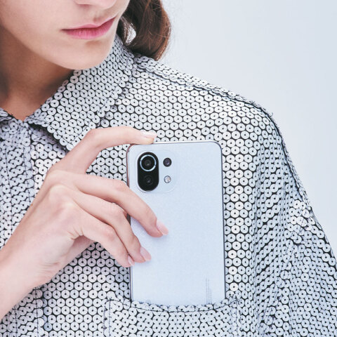 Γυναίκα βάζει κινητό στην τσέπη του πουκαμίσου της