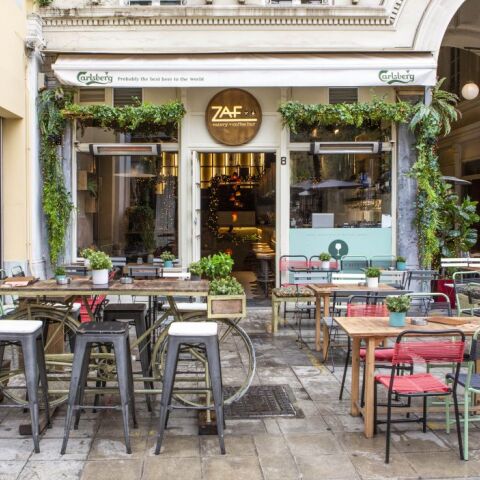 Zaf και School Pizza Bar στην πλατεία Αγίας Ειρήνης 