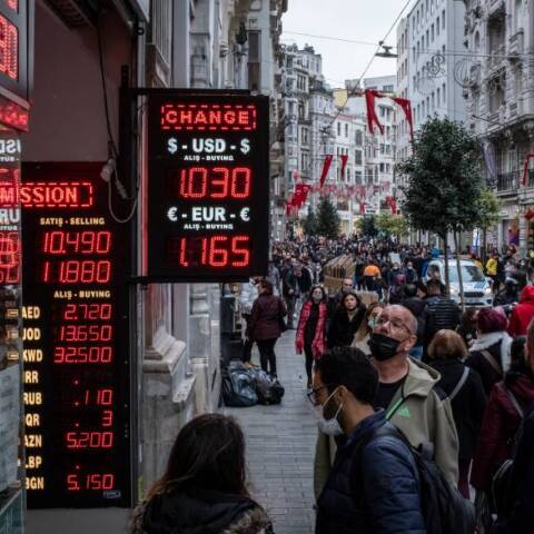 Οι Τούρκοι συρρέουν σε καταστήματα ανταλλαγής συναλλάγματος καθώς η λίρα συνεχίζει να υποχωρεί