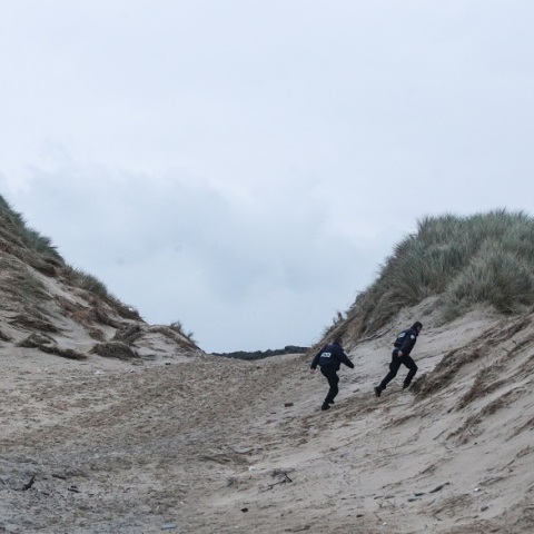 Αστυνομικοί επιθεωρούν την παραλία 