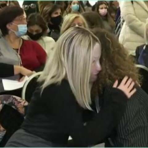 Η Ιωάννα Παλιοσπύρου αγκάλιασε την αδελφή και τον πατέρα της άτυχης 26χρονης ενώ τα λόγια της μητέρας της Γαρυφαλλιάς “ράγισαν” καρδιές.