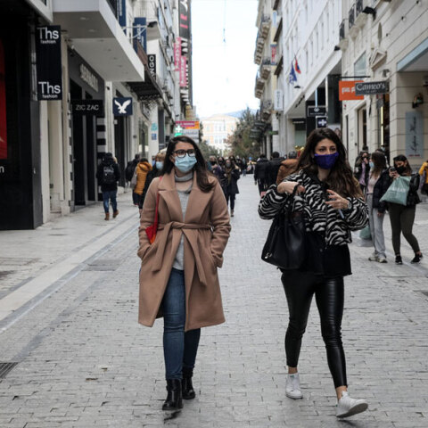 Κοπέλες με μάσκα για τον κορωνοϊό στο κέντρο της Αθήνας