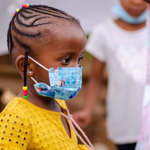 Παιδί στην Αφρική με μάσκα