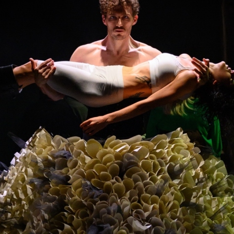 "Αυτοί που περπατούν στα σύννεφα" του Γιάννη Σκαραγκά στο θέατρο Olvio