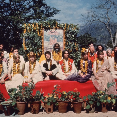 Οι Beatles και οι σύζυγοί τους στην Ινδία με τον Maharishi Mahesh Yogi