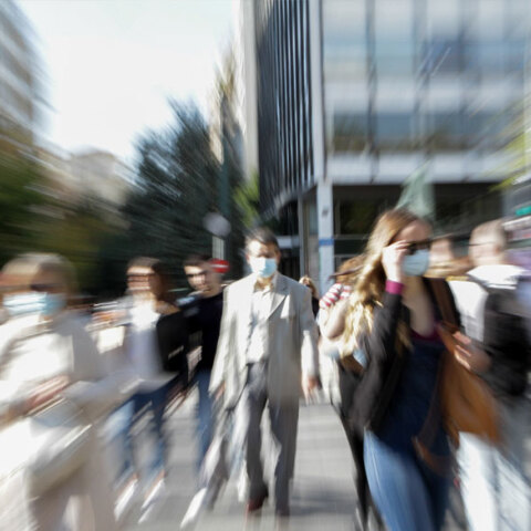 Πολίτες διασχίζουν τη διάβαση πεζών στο Σύνταγμα