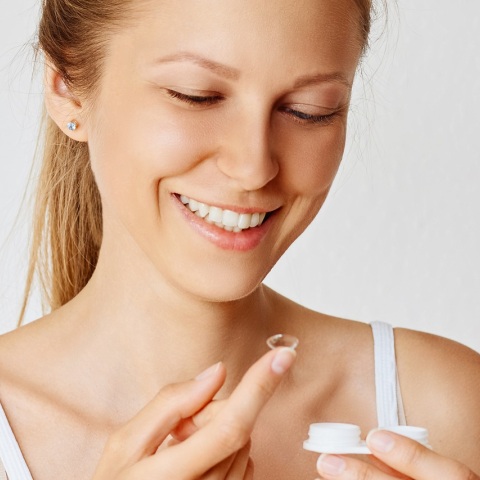 Κοπέλα βάζει φακούς επαφής