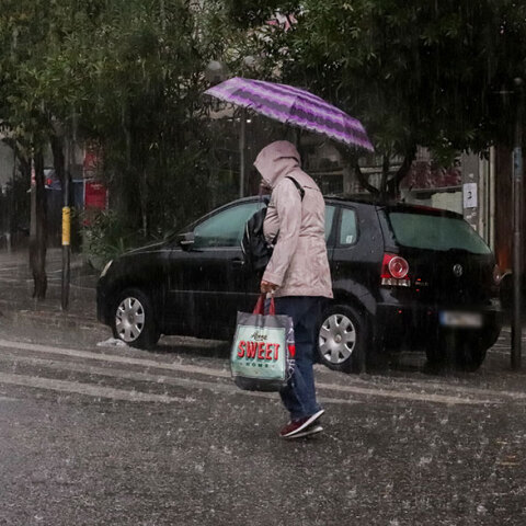 Κακοκαιρία στην Αττική - Έντονη βροχόπτωση στο κέντρο της Αθήνας