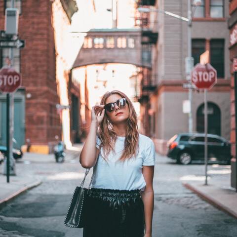 Γυναίκα με μαύρη φούστα