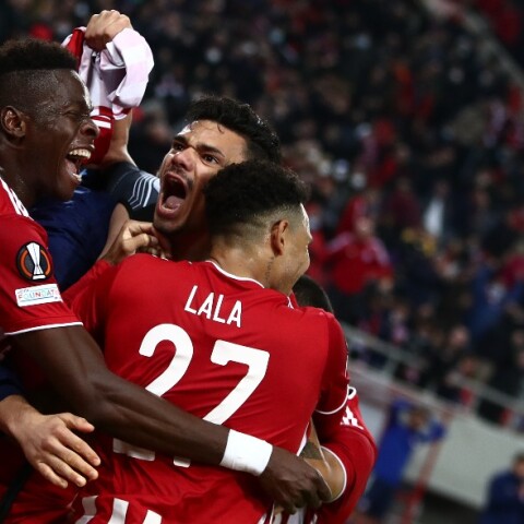 Οι παίκτες του Ολυμπιακού μετά τη νίκη επί της Φενέρμπαχτσε