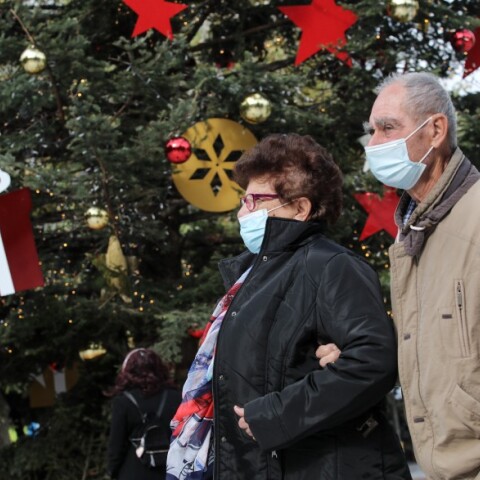 Πολίτες μπροστά στο χριστουγεννιάτικο δέντρο στην Αθήνα