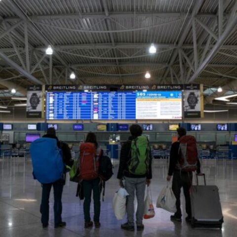 Ολλανδία: Ώρες αναμονής και τεστ Covid-19 για εκατοντάδες επιβάτες από τη Νότια Αφρική στο αεροδρόμιο του Άμστερνταμ