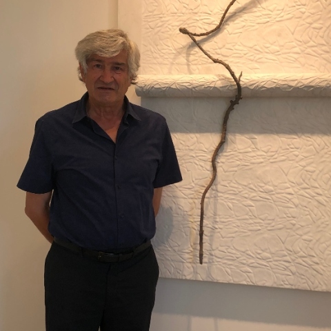 O καλλιτέχνης Τζουζέπε Πενόνε στην έκθεσή του στην Gagosian Athens