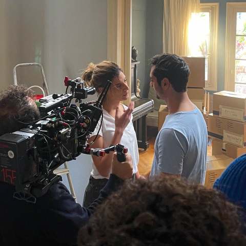 Άνδρας και γυναίκα περιστοιχισμένοι από κινηματογραφικό συνεργείο