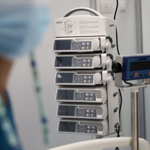 Τζανάκης σε ΣΚΑΪ: Τα Χριστούγεννα θα φτάσουμε τους 20.000 θανάτους- Τι είπε για μετάλλαξη Όμικρον  