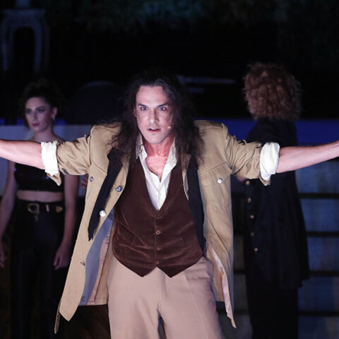 Ο Αιμιλιανός Σταματάκης είναι ο αντικαταστάτης του Άρη Σερβετάλη στην παράσταση «Ρινόκερος»