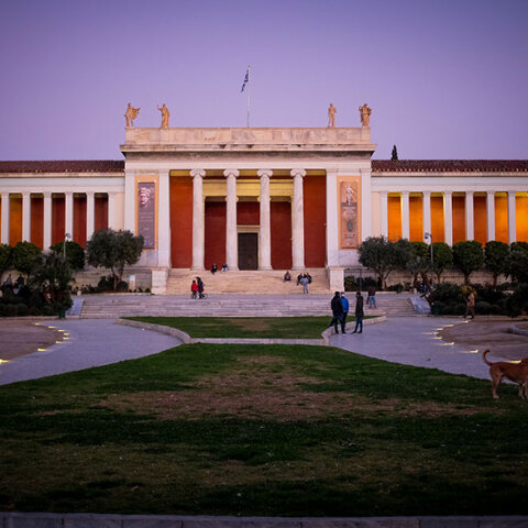 Εθνικό Αρχαιολογικό Μουσείο (ΦΩΤΟ ΑΡΧΕΙΟΥ) - Στην είσοδο μέσα σε καρότσι εγκατέλειψαν το 2χρονο παιδί
