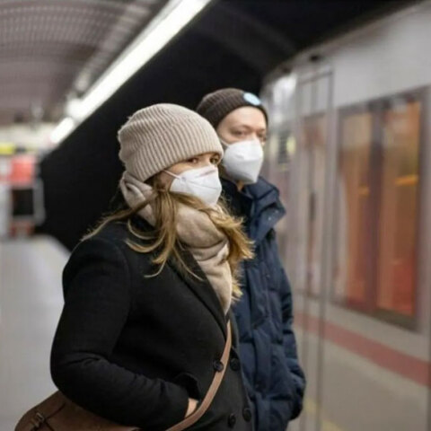 Πολίτες με μάσκα για κορωνοϊό στην Αυστρία (ΦΩΤΟ ΑΡΧΕΙΟΥ) - Ύποπτο κρούσμα της μετάλλαξης Όμικρον στο Τιρόλο