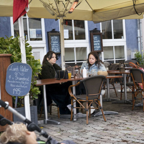 Κοπέλες σε εστιατόριο στην Κοπεγχάγη - Η μετάλλαξη Όμικρον ανιχνεύτηκε στη Δανία