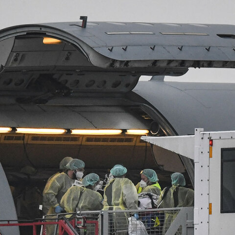 Μεταφορά ασθενή με κορωνοϊό με ειδικά διαμορφωμένο αεροπλάνο από νοσοκομείο στη Γερμανία