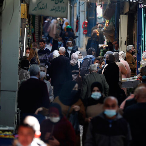 Πολίτες σε αγορά στην παλιά πόλη της Ιερουσαλήμ - Συναγερμός στο Ισραήλ για τη μετάλλαξη Όμικρον