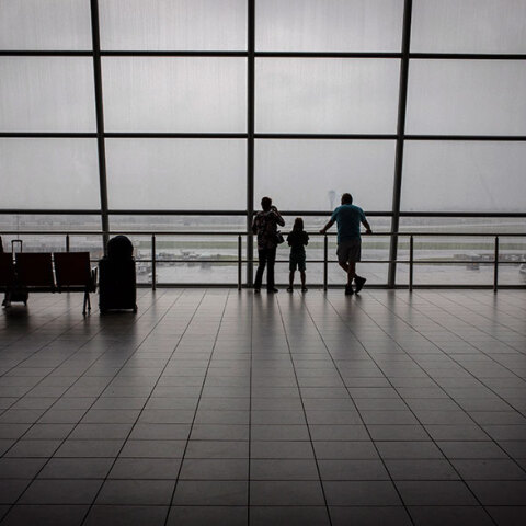 Η μετάλλαξη Όμικρον, η παραλλαγή κορωνοϊού από την Μποτσουάνα, φέρνει μέτρα και ταξιδιωτικούς περιορισμούς στις πτήσεις