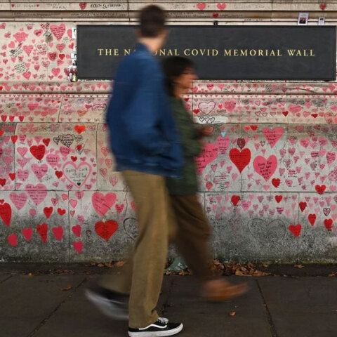 Μνημείο για τους νεκρούς από κορωνοϊό στη Βρετανία - Η μετάλλαξη Όμικρον έφθασε στην Ευρώπη